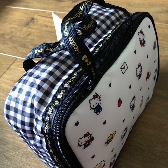 HELLO KITTY-NWT Cosmetics Bag - Picture 2 of 16